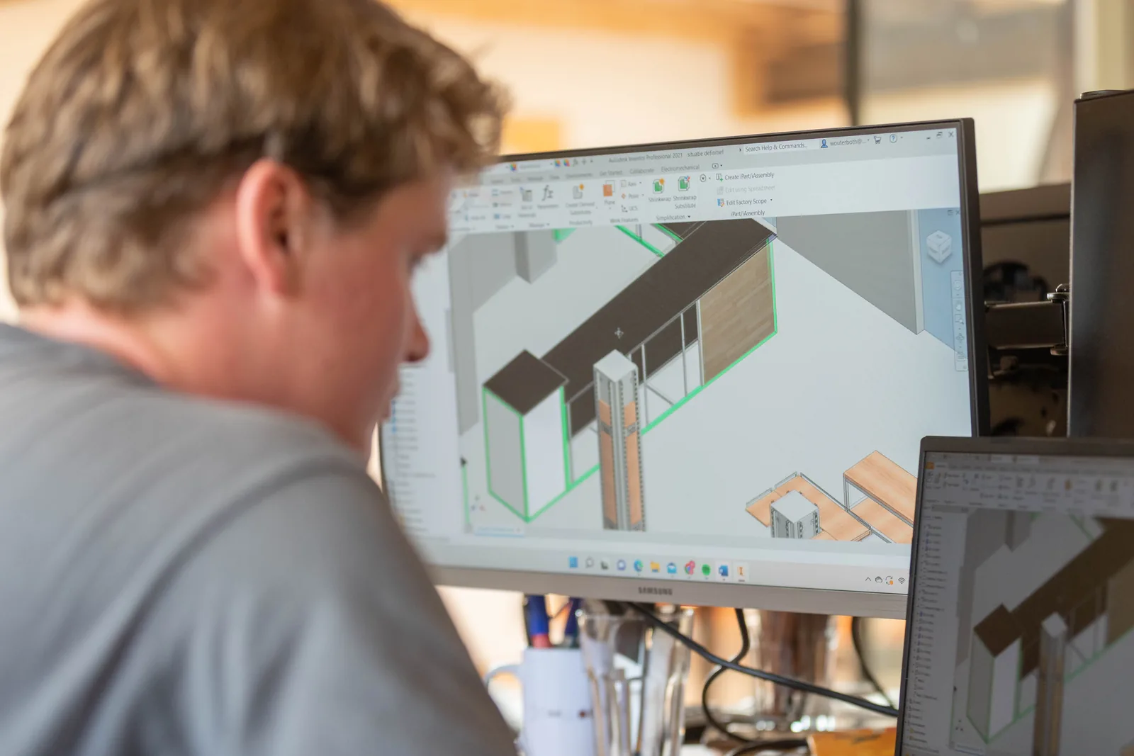 Medewerker van Staallokaal werkt een ontwerp uit in 3D