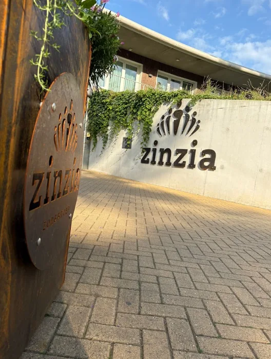 Het logo van Zinzia uitgesneden in cortenstaal