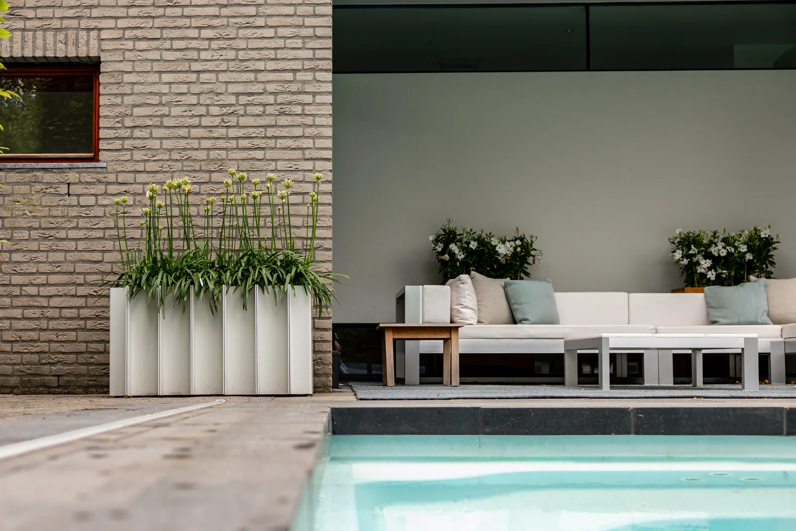 Witte Acciaio-plantenbak van Staallokaal bij het zwembad
