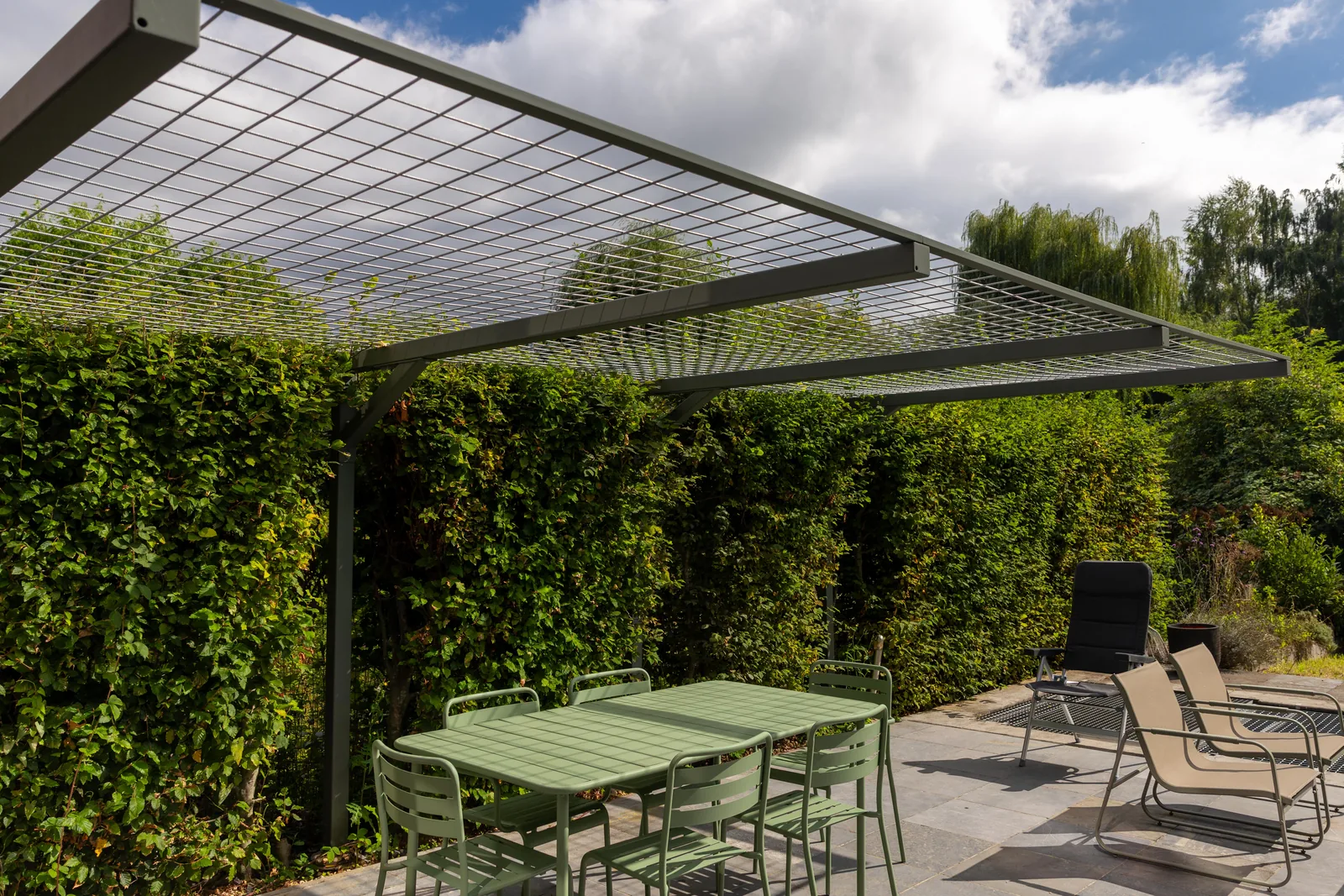 Vrijstaande grijsgroene pergola van Staallokaal