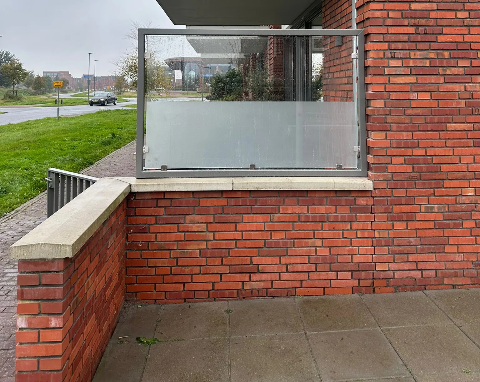 Windscherm van Staallokaal met matglas bij een appartement