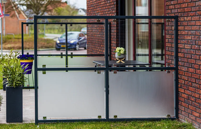 Windscherm op maat met glas en dichte panelen