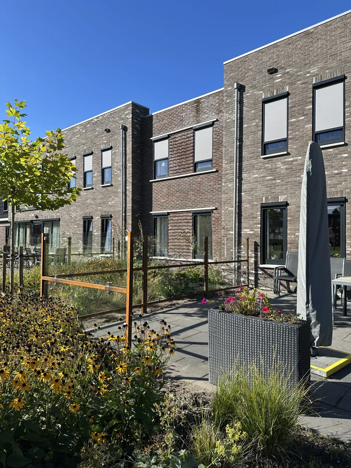 Windschermen van Staallokaal in de tuin van Interzorg