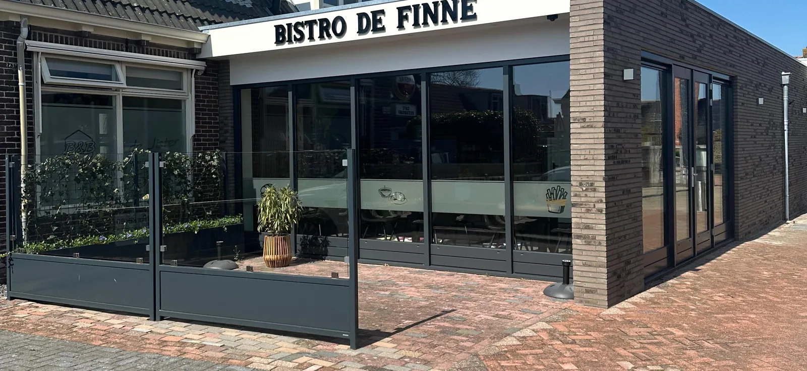 Windschermen van Staallokaal bij Bistro de Finne